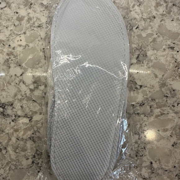 New in bag THE CHATEAUX DEER VALLEY SLIPPERS -OS - Picture 4 of 4